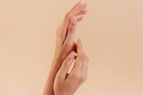 Клиенты всё чаще выбирают маникюр без покрытия — нейл-мастера
