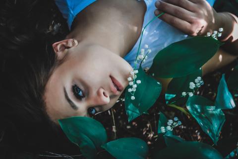 Девушка и ландыши