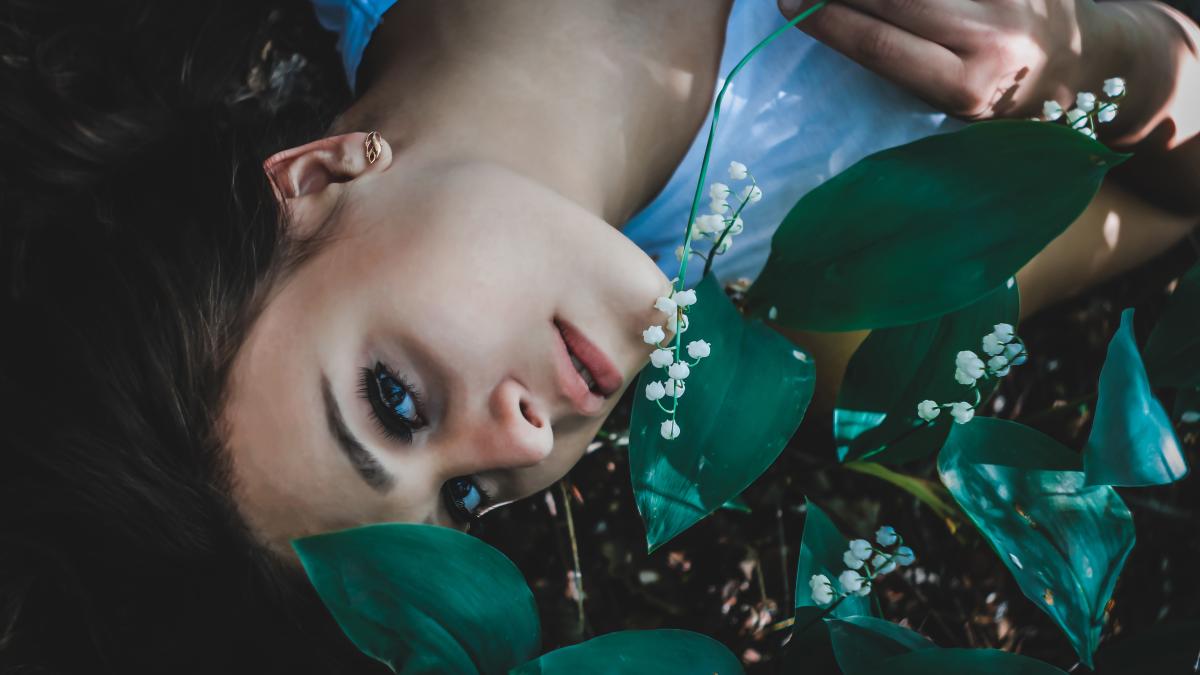 Девушка и ландыши