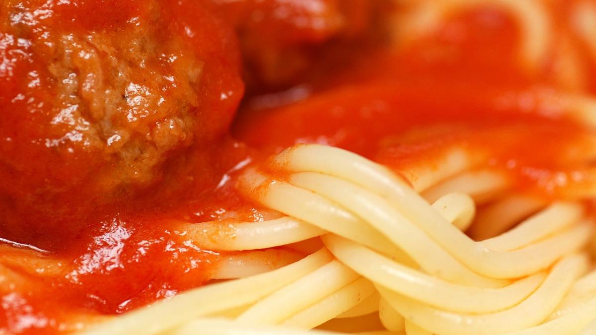 Спагетти с тефтелями и томатным соусом Спагетти с тефтелями и томатным соусом