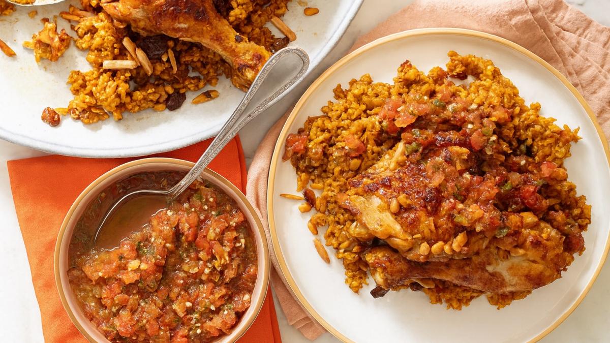 Традиционное блюдо из риса и курицы