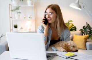 Специалисты советуют использовать микрофибру и липкую ленту для удаления шерсти с мебели