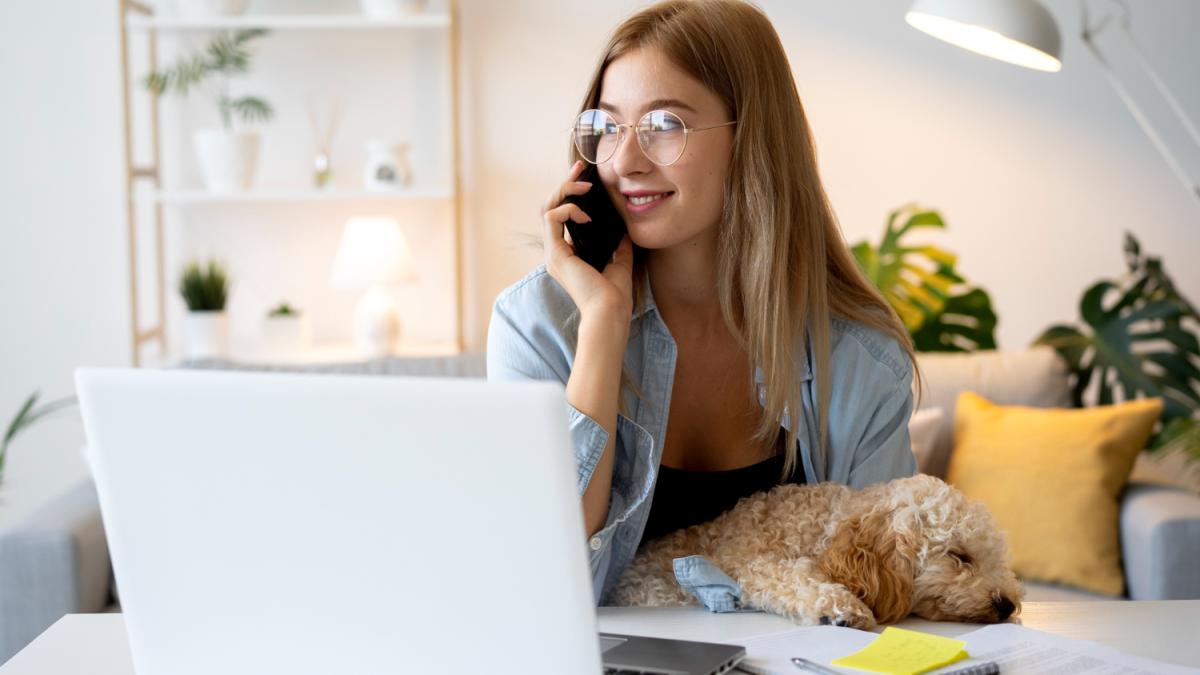 Девушка работает дома Девушка работает дома