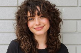 Кудрявая чёлка стала акцентом зимних показов 2025 по данным стилистов