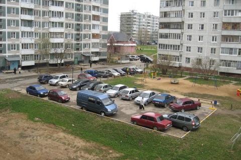 Как стихийная парковка превратилась в упорядоченную стоянку усилиями жильцов