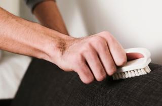 Специалисты советуют использовать хозяйственное мыло для удаления пятен от напитков с мебели