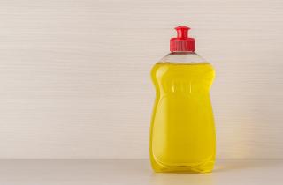 Профессионалы советуют использовать средство для посуды вместо дорогих очистителей стекла