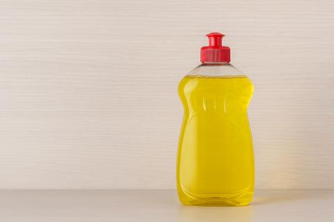 Профессионалы советуют использовать средство для посуды вместо дорогих очистителей стекла