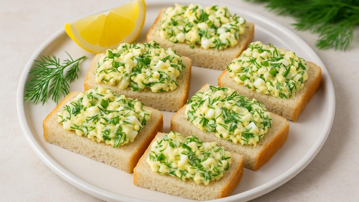 Мини-сэндвичи с яйцом и зеленью