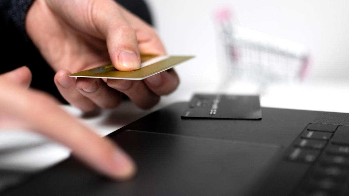 Человек сидит в ноутбуке с картами