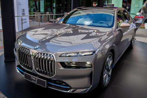 BMW представила электроседан i7 с запасом хода 600 км — Favorit Service