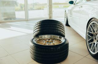 Бюджетные шины: как сэкономить на покрышках, но не потерять безопасность на дороге