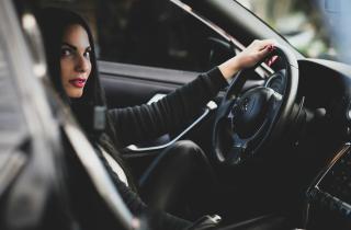 Чужая рука в окне спасает кошелёк: дорожные знаки водителей оберегают от лишних трат и ДТП