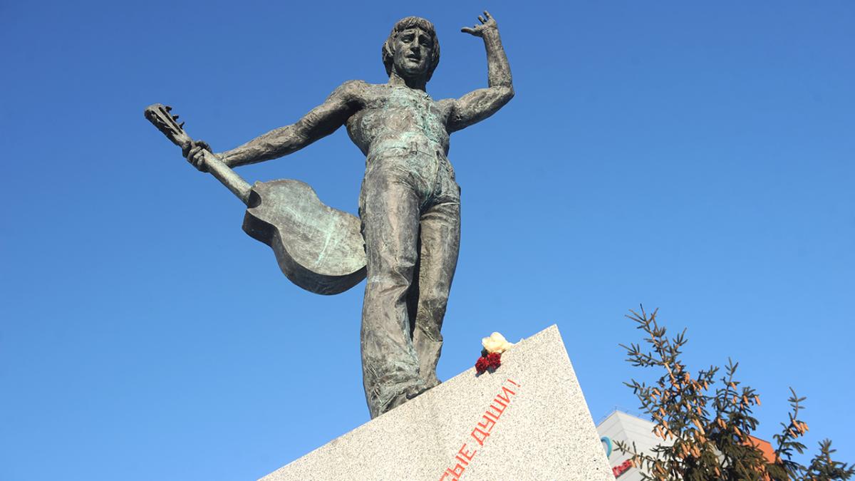 Памятник Высоцкому Памятник Высоцкому
