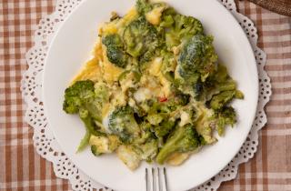 Брокколи с сыром готовят на сковороде за 10 минут — Simply Recipes