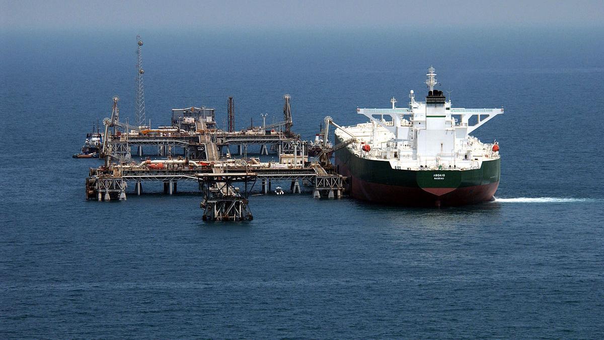 Нефтяной танкер AbQaiq на терминале Мина-аль Бакр
