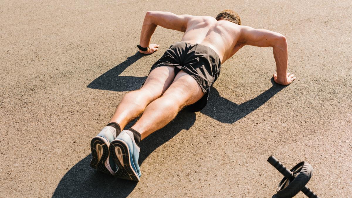 Мужчина занимается спортом