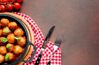 Кулинарные эксперты рекомендуют тушить тефтели в миндальном соусе с шафраном