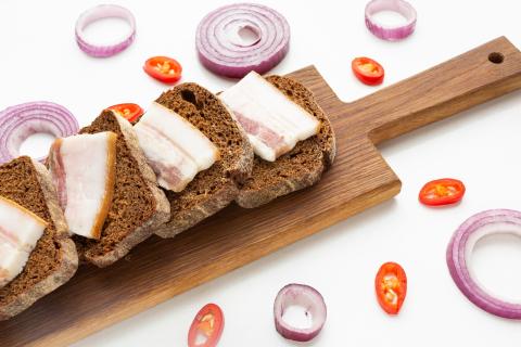 Маринованное сало в рассоле сохраняет вкусовые качества до месяца при правильном хранении