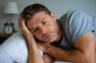 Неподходящая поза сна вызывает ночное онемение рук — по данным специалистов