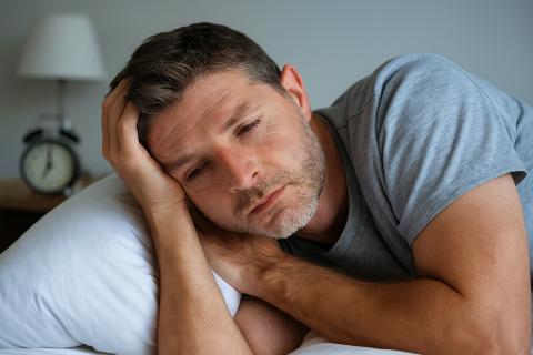 Неподходящая поза сна вызывает ночное онемение рук — по данным специалистов