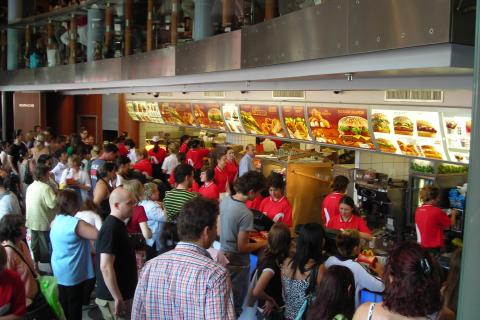 В Китае KFC предлагает рисовую кашу и пироги с красной фасолью на завтрак