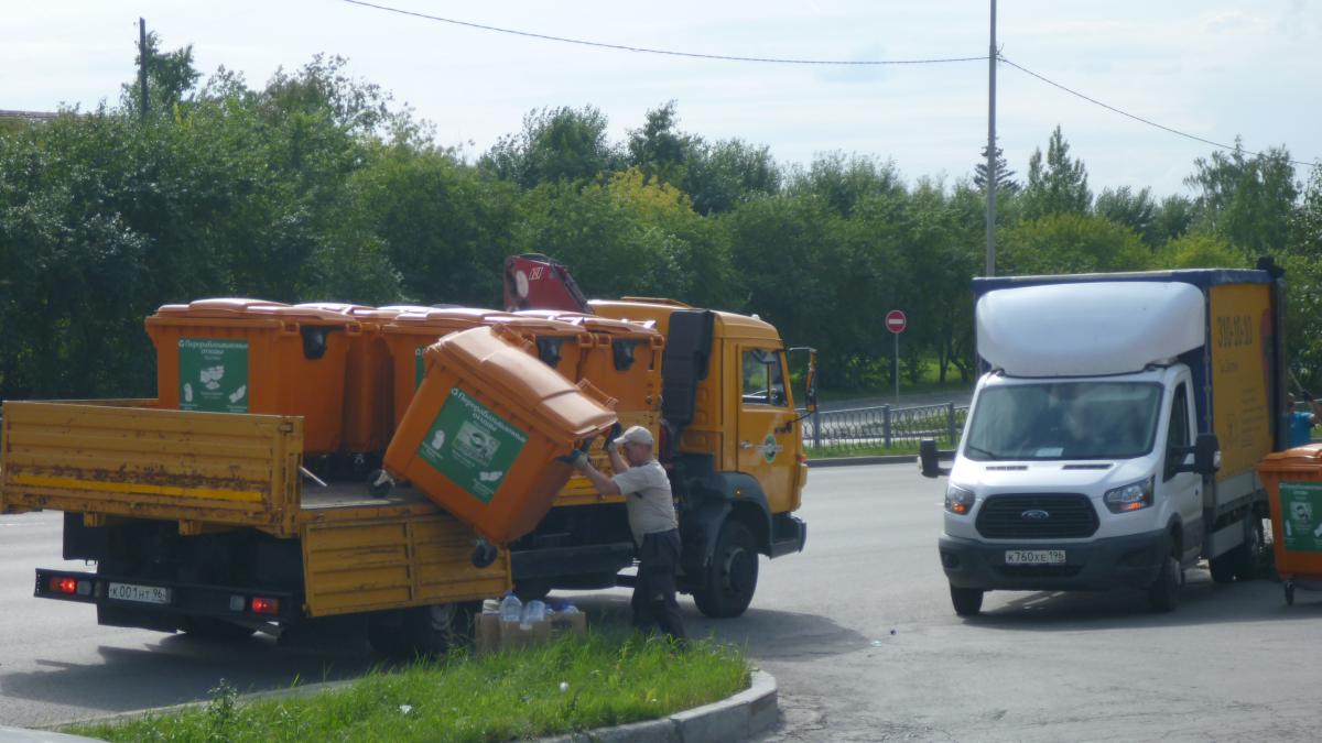 Уборка мусора после марафона Европа Азия Екатеринбург 11 августа 2019 года