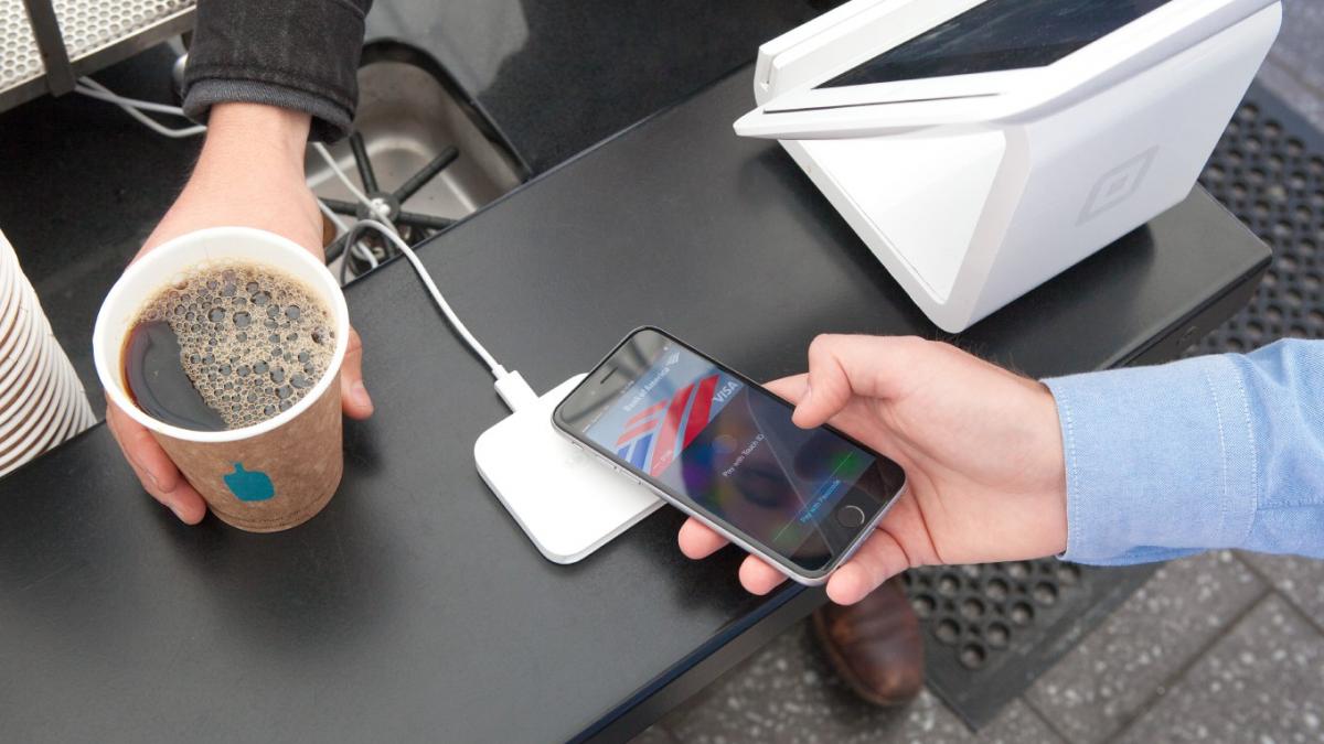 Оплата кофе с помощью приложения Apple Pay
