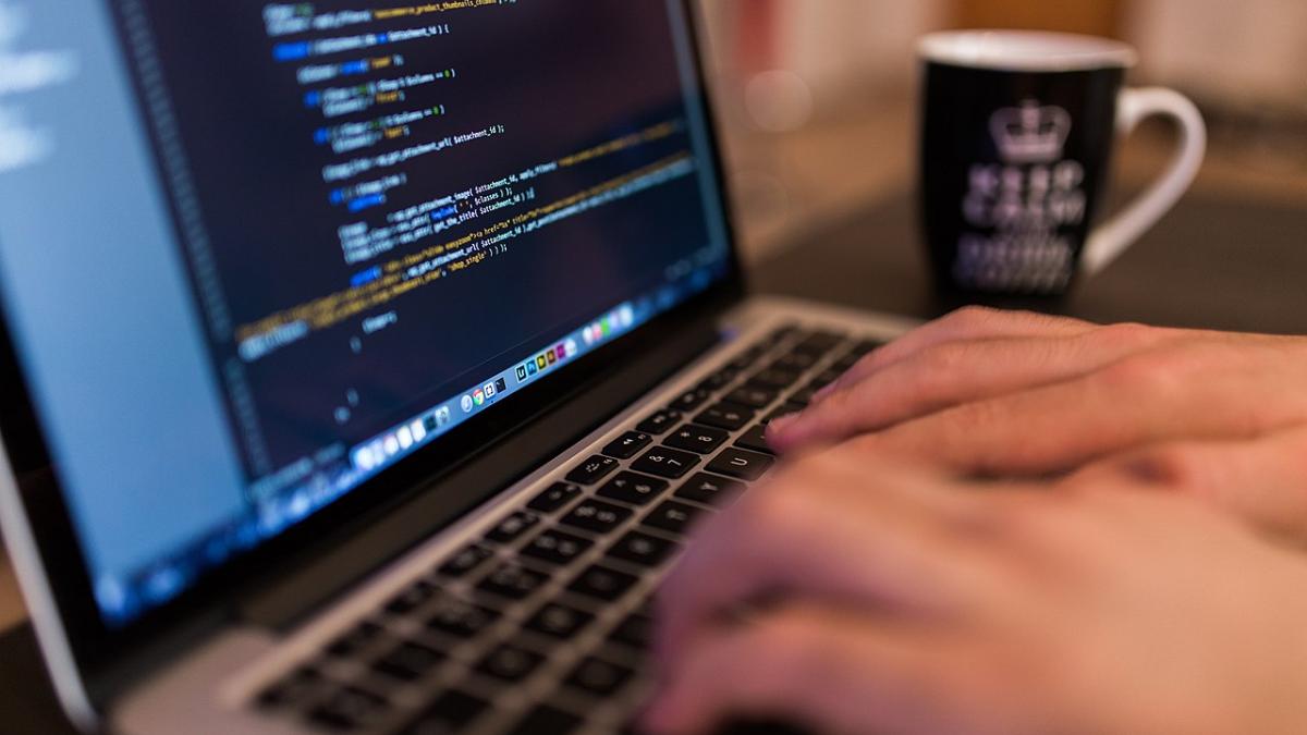 Мошенники работают за ноутбуком Мошенники работают за ноутбуком