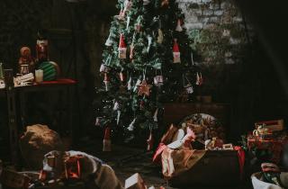 Минимализм делает новогодний интерьер дорогим и уютным — дизайнеры