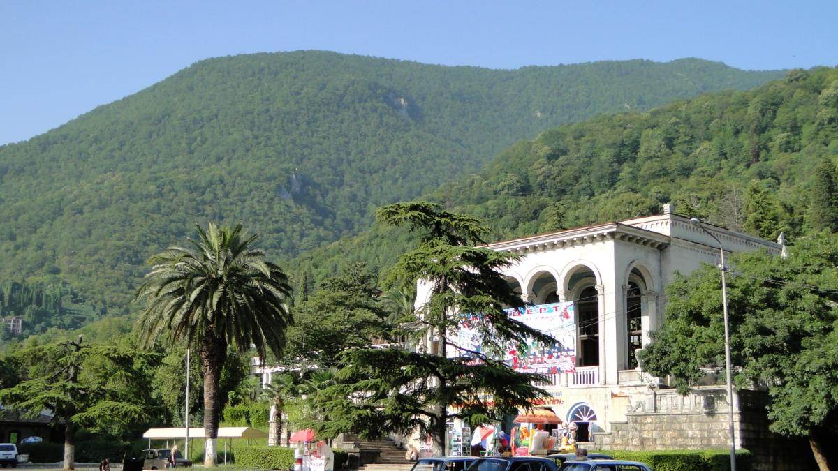 Гагра. Проспект Нартаа. Вокзал Гагра-Павильон. - panoramio Гагра. Проспект Нартаа. Вокзал Гагра-Павильон. - panoramio