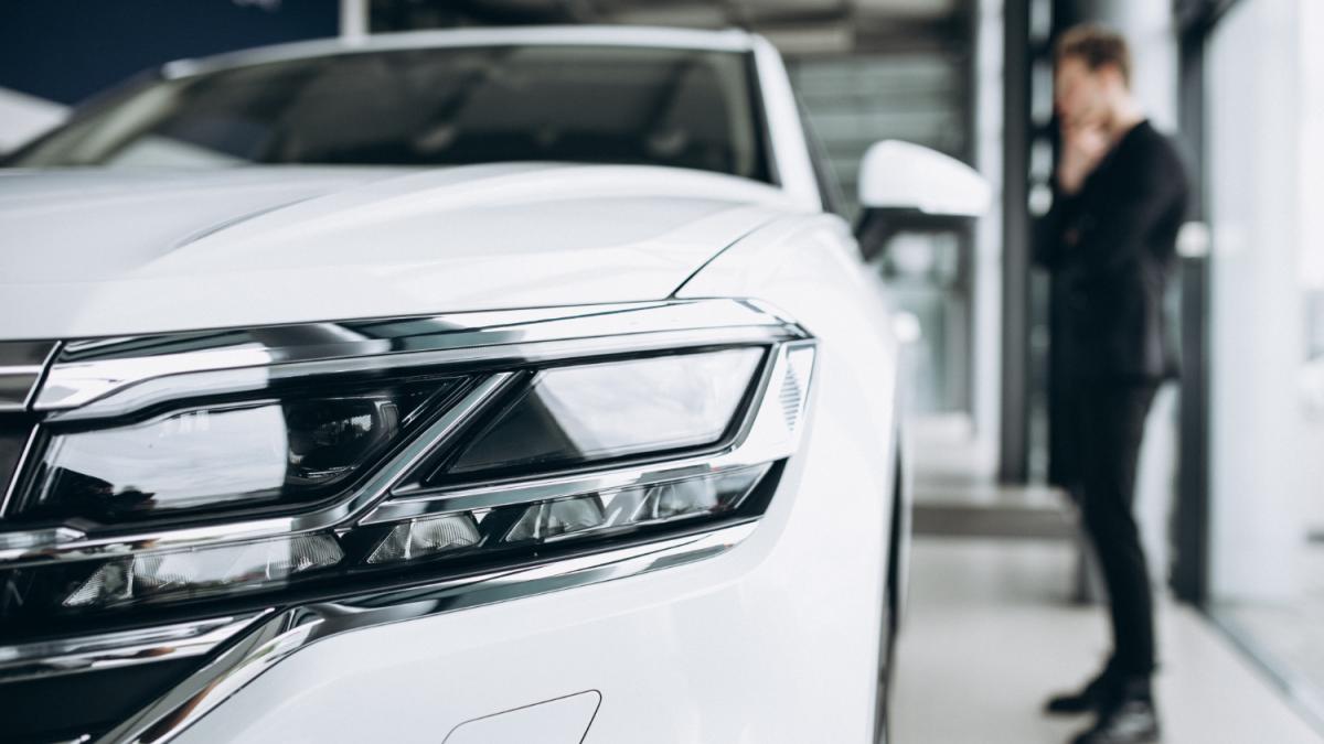 Мужчина в автосалоне Мужчина в автосалоне