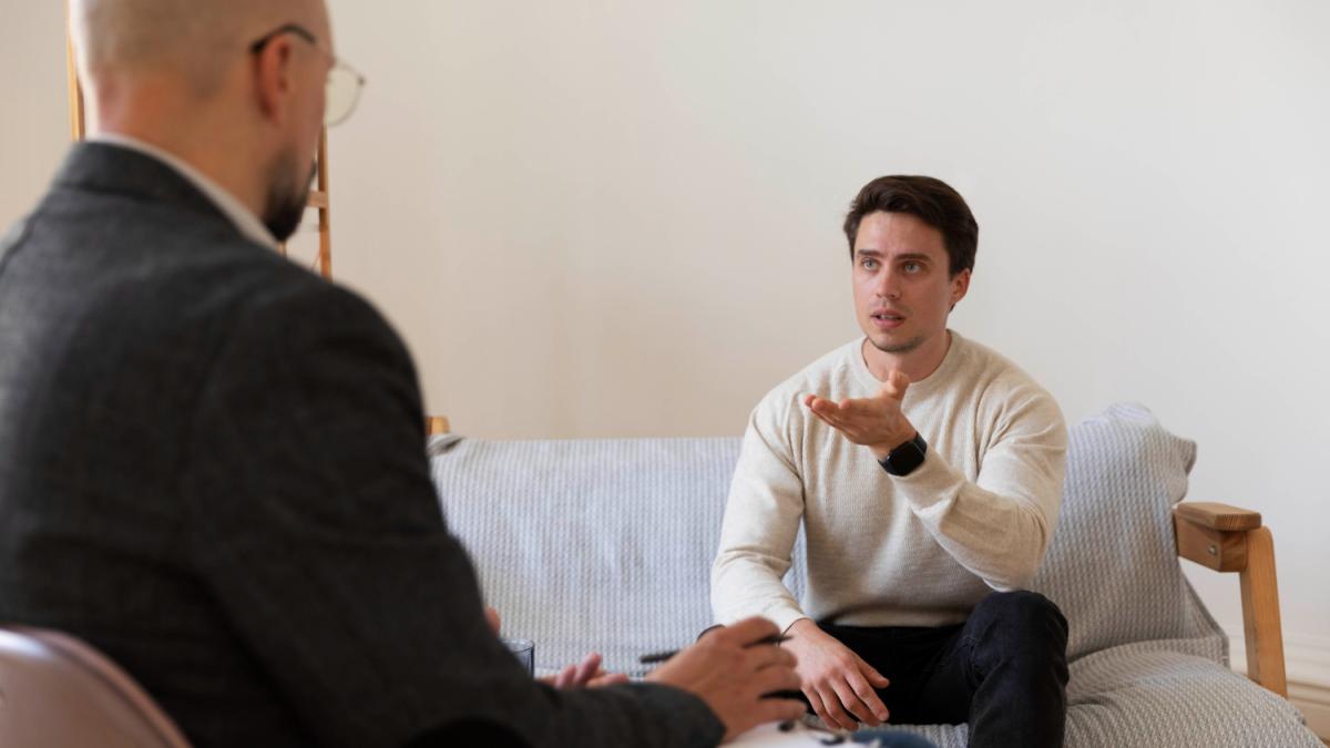 Мужчина у психолога