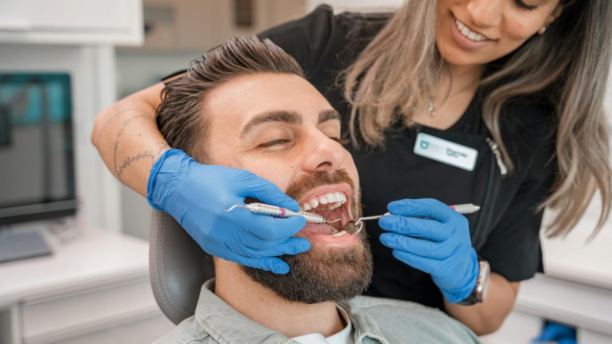 Пациент на приеме у стоматолога (кресло, инструменты)