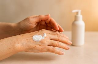 Пилинг и защита от химических средств помогают сохранить гладкость и эластичность кожи рук