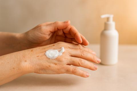 Пилинг и защита от химических средств помогают сохранить гладкость и эластичность кожи рук