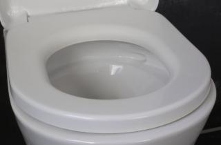 Аспирин эффективно удаляет налёт и загрязнения с унитаза без химии