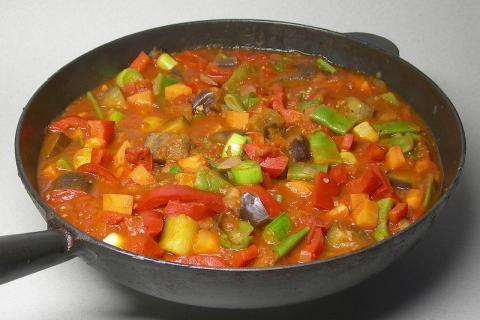 Рецепт тушеных баклажанов с овощами на сковороде