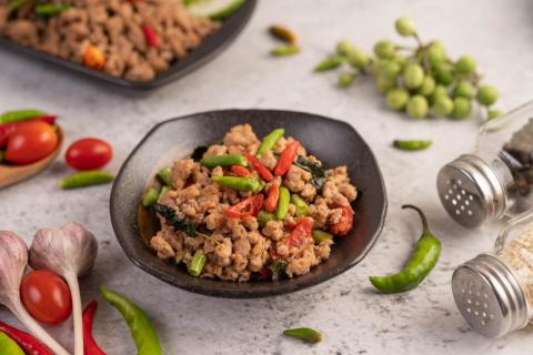 Тушёная свинина с овощами в казане сохраняет сочность мяса и яркость овощей
