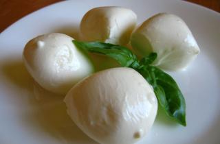 Настоящая моцарелла изготавливается из сырого молока — срок хранения 2–3 дня и сливочный вкус