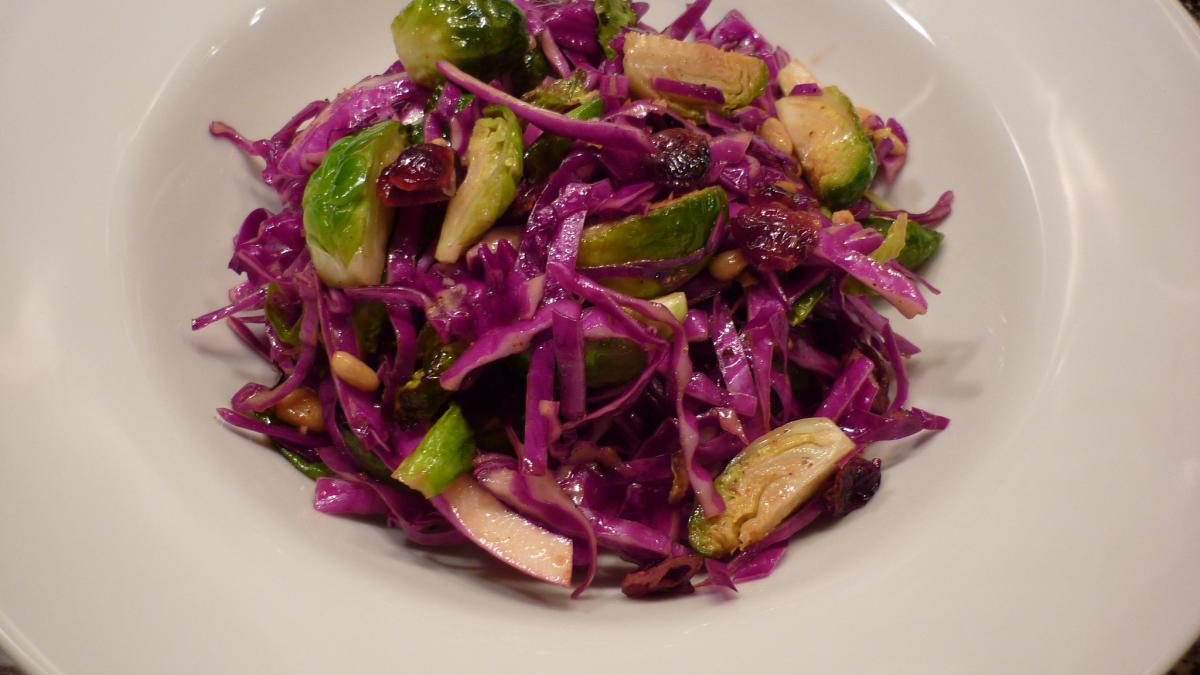 Салат с краснокочанной капустой и свеклой