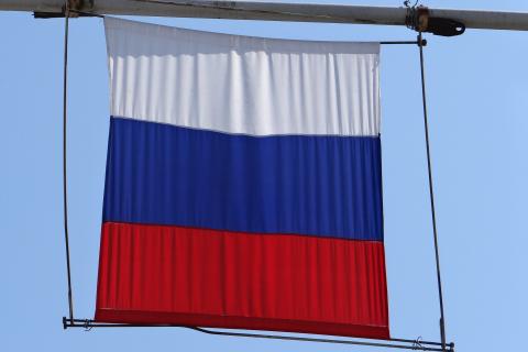 Во Владивостоке на Русском острове развернули масштабное полотно российского флага