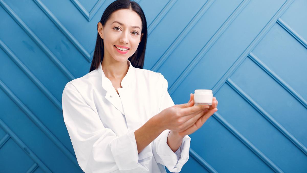 Косметолог показывает средства