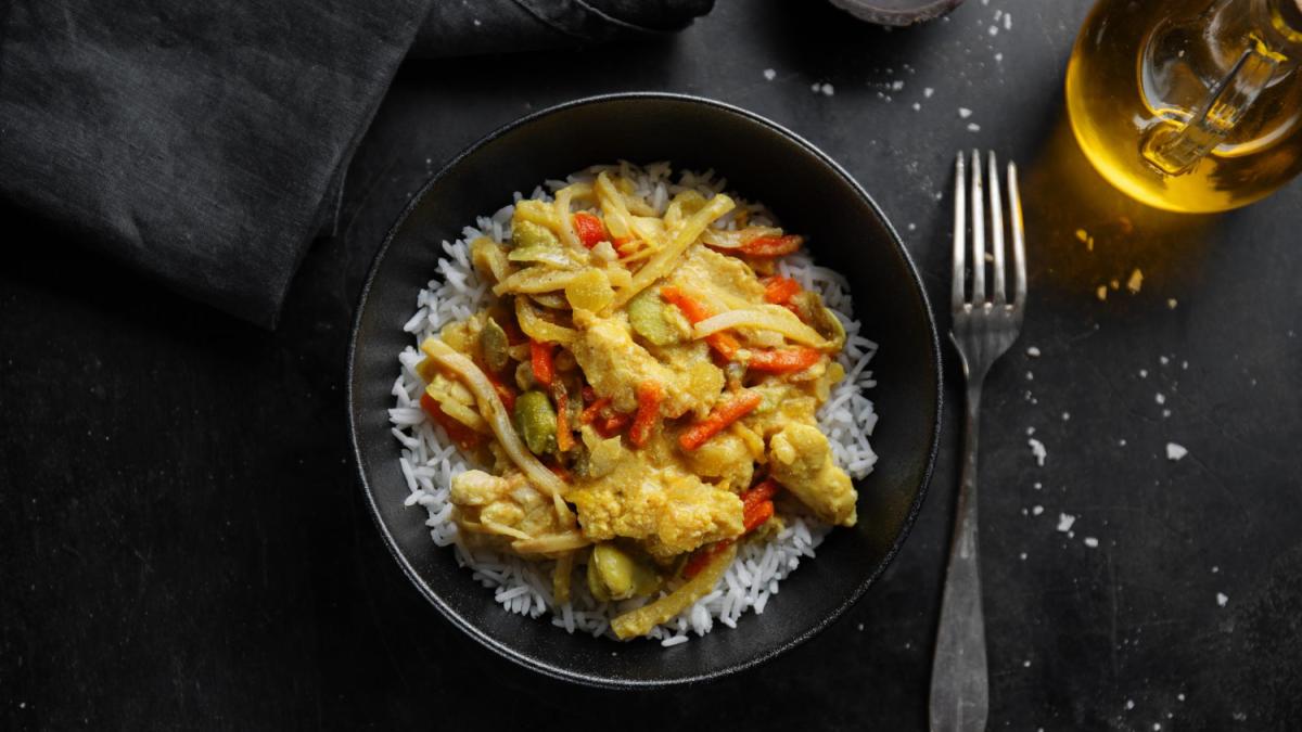 Курица с соусом и рисом Курица с соусом и рисом