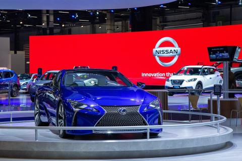 На выставке в Монтерее дебютировал концепт Lexus Sport с фирменными L-образными ДХО