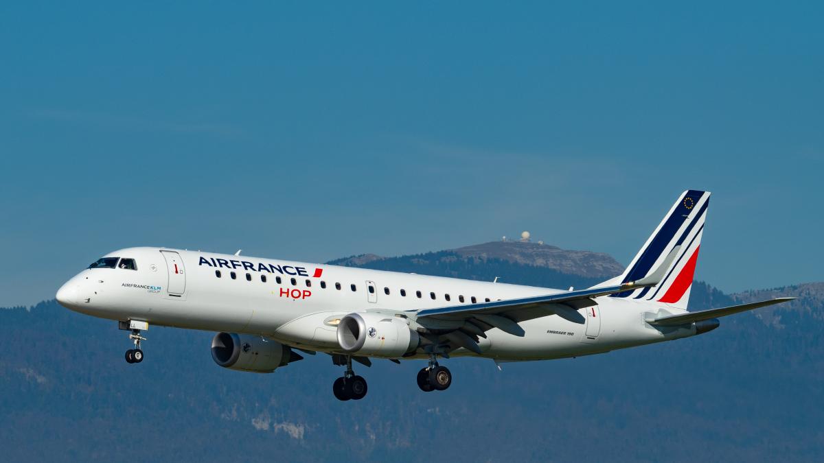 Пассажирский самолет Embraer 190