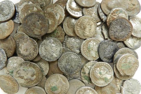 Два уникальных клада XVII века обнаружены в историческом квартале Пскова