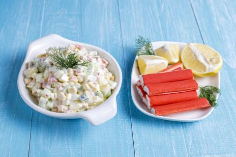 Крабовый салат без кукурузы с крабовыми палочками и яйцами получается сочным и ароматным