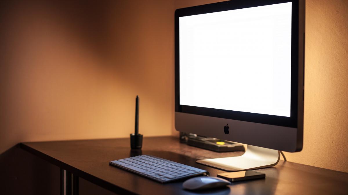 Apple-iphone-desk-office-1 (24243136931) Apple-iphone-desk-office-1 (24243136931)