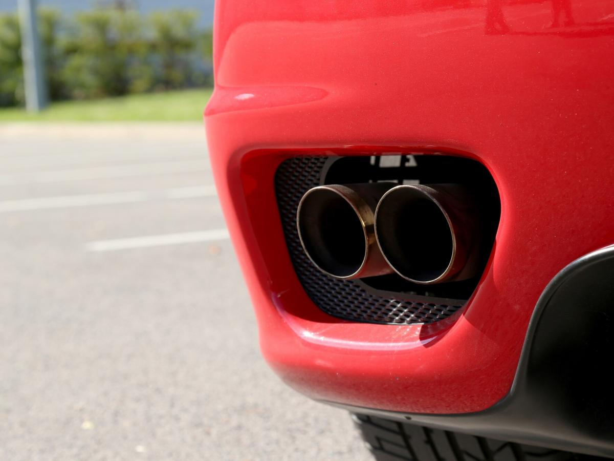 выхлопная труба автомобиля выхлопная труба автомобиля